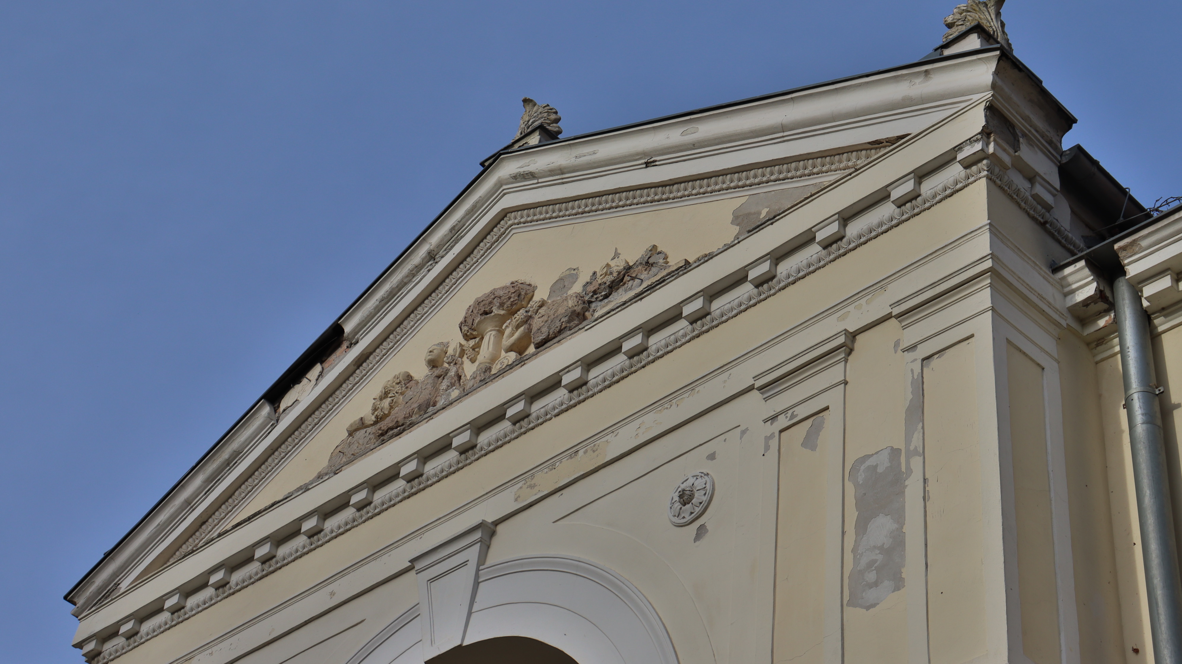 You are currently viewing Ocalając piękno przeszłości………Rewitalizacja płaskorzeźby na XIX-wiecznym Pałacu w Przelewicach